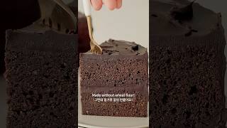 설탕은 줄이고 초콜릿은 진하게! 노밀가루 저당 마틸다 케이크 Rich & Fudgy Matilda Chocolate Cake! Lower Sugar,Flourless #Shorts