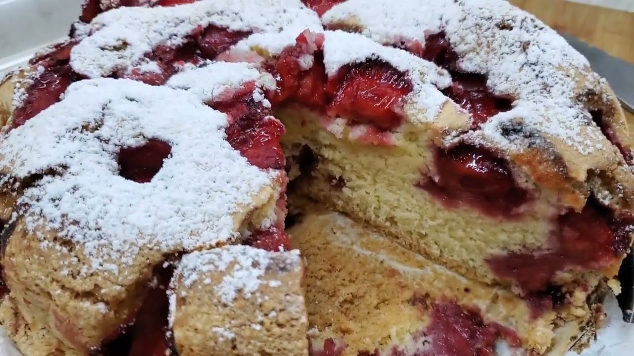 Домашний летный пирог с клубникой к чаю