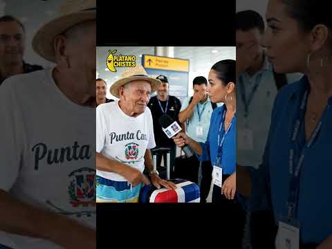 100 años y todavía con chapiadora 😱 ¡Viejo no se detiene!🤣#shorts