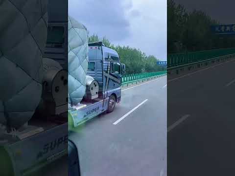 两个女司机一人一辆大卡车，出发内蒙古，安徽出发的还有700公里，争取明天到达目的地一起加油#记录卡车生活 #安全拍摄路段请勿模仿 #shortvideo #记录卡车生活 #shortvideo #加油