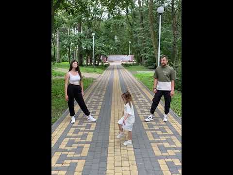 Танцуем! Малышка тренер😱