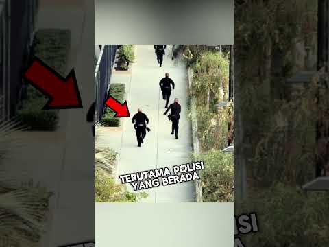 Polisi ini terlihat cukup kesulitan saat mengejar penjahat