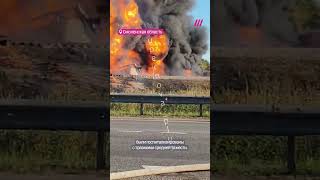 Поезд столкнулся с грузовиком. Начался крупный пожар