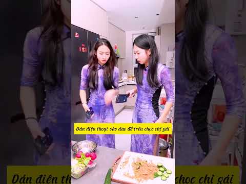 Dán điện thoại vào dao để trêu chọc chị gái, #review; #giadung; #tienich; #shorts