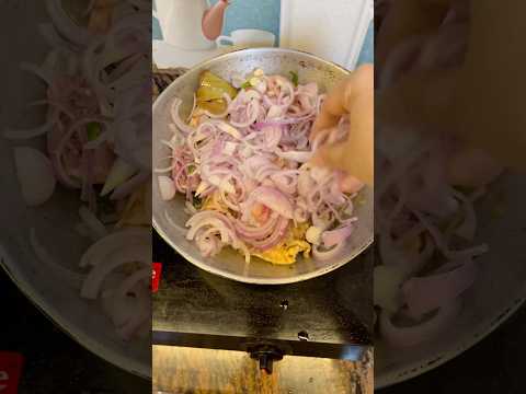 গরম তেলে কাঁচা মাংস আর কাঁচা পেঁয়াজ দিয়ে চিকেনের এক আলাদা রেসিপি বানালাম😅 #shorts #ytshorts #food
