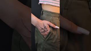 Татуировка на руке - ласточка. Красивая и стильная тату в студии @KOTTattooStudio