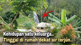 MENGUNJUNGI SATU KELUARGA YANG TINGGAL DI DEKAT CURUG TERSEMBUNYI DI TENGAH HUTAN.