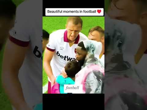 A moment of respect in football لحضه احترام في كرة القدم 🥺❤#shorts #upsc #youtubeshorts #viral #fyp