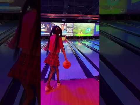 EUGENIA COONEY TRYING BOWLING #eugeniacooney #bowling #sports
