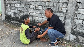 SEMUA UANG HASIL MEMINTA MINTA  SEKRANG KAKEK TERLANTAR SEBATANGKARA DIRAMPAS ORANG DIJALANAN 