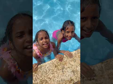 Cuando las niñas están en una piscina de Santa 👧🏻🏊🏼‍♀️💦🎅🤣 #shorts #piscinas #shortsfeed
