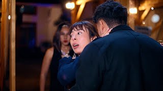 Joven humilde besa a un extraño para salvarse  y descubre el secreto que cambia su vida