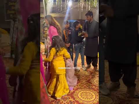 ایمن خان منال خان اپنے بھائی اور بھابھی کے مہندی میں ڈانس کر رہا ہے کمنٹ میں بتائیں کیسے لگتے ہیں