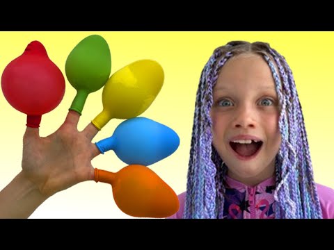 Canción familiar de Daddy Finger en toboganes inflables con globos