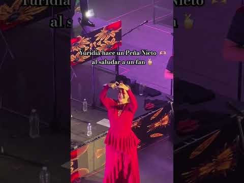 Yuridia hace un Enrique Peña Nieto al saludar a un fan en su concierto