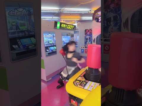 仕事サボってゲーセンで遊んでる美少女メイドが怖すぎるwww