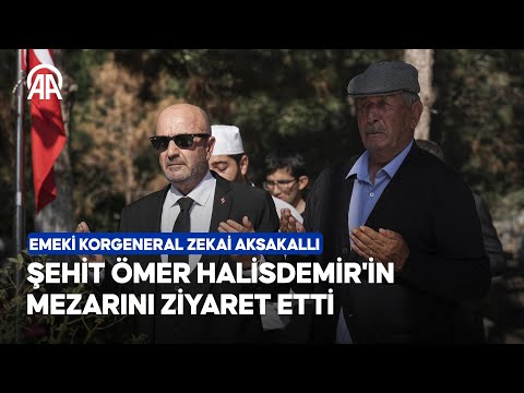 Emekli Korgeneral Zekai Aksakallı, şehit Ömer Halisdemir'in mezarını ziyaret etti