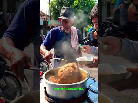 Bakso ini bundar, tapi kotak! Beratnya 10kg‼️#bakso #streetfood #baksoviral #shorts #viralshorts
