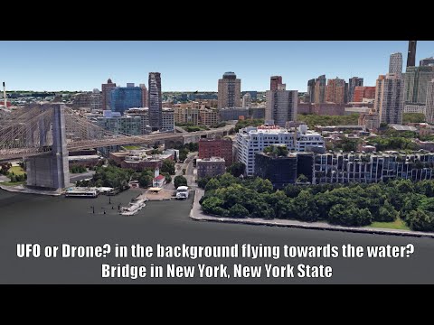 OVNI ou Drone ? en arrière-plan volant vers l'eau ? Pont à New York, État de New York