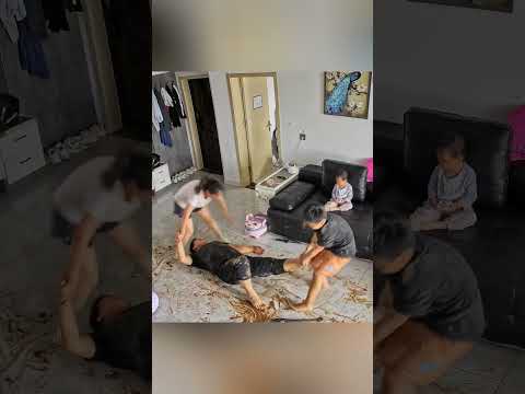 Thằng con làm đổ xô bùn ra nhà