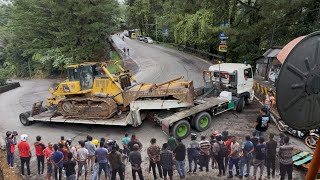 Viral‼️ Sopir Truk Bocil Pamer Skill di Tikungan, Truk Muatan BULLDOZER Raksasa Libas Sitinjau Lauik