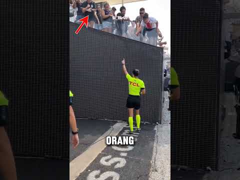 Apa yang membuat wasit ini sampai ke tribun? #shorts #funny #facts #reels #trending #fyp #memes