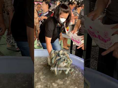 ตักได้ฉ่ำมาก ลุ้นๆ ที่ตลาดพี่ญาคนรุม #กุ้งตัก #ตักกุ้ง #กุ้งก้ามกราม #streetfood #food #shorts