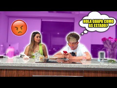 BROMA A MI NOVIA MENSAJEANDO CON OTRAS CHICAS EN FRENTE DE ELLA!