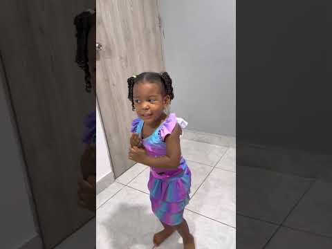 Isabella se levanta rápido para ir a la piscina