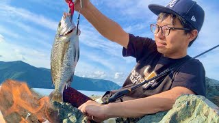 海で独り魚を釣って焚火で炙り刺し現地食いランチ！