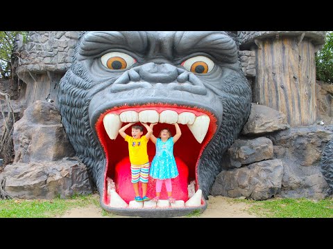 Adriana y Ali se divierten en el parque de diversiones