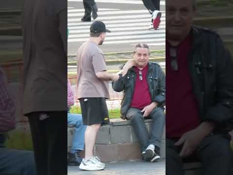 BROMA de CACHETADA en la CALLE 🥶 #humor #broma #calle