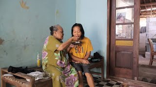 Nganter buntil daun talas kesukaan mbah uti