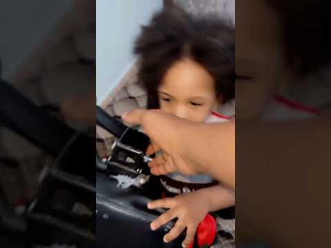‏ابو قدور قفل الكرسي فوق أم الحلاوة ￼ #عائلة_موكاممادو #ابوقدور