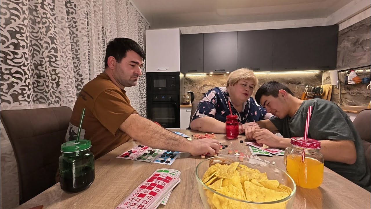 Весёлый вечерок проводим время за игрой все вместе.