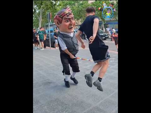 CAZADOO!! 😱🏃🏽‍➡️❌ #cabezudos #entertainment #zaragoza