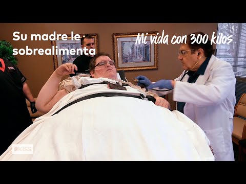 Su madre le alimenta para que siga engordando | Mi vida con 300 kilos