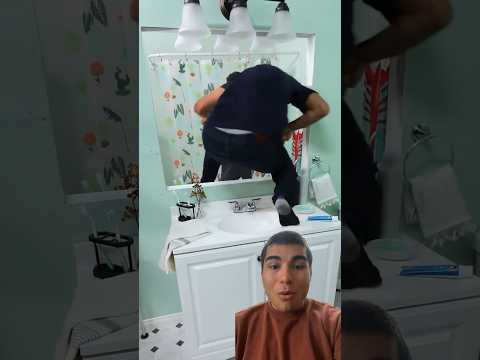 Aynanın içine girdi