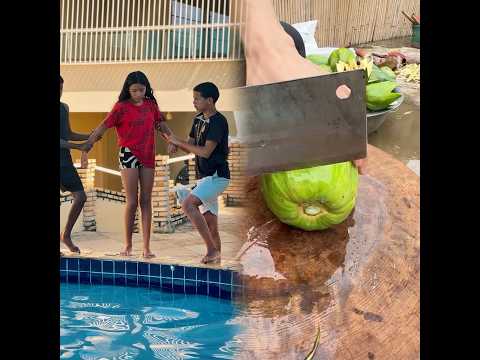 Jogaram ela na piscina por maldade 😨 #YouTube #shorts #viral