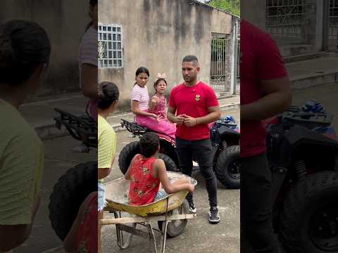 Se burlaban de él por que lo paseaban en una carreta 😱