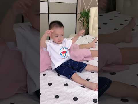 妈妈主动和爸爸缓和关系却被拒绝，没想到儿子直接给他一脚，惯的你！#funny#萌娃#搞笑