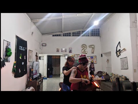 Mi novio aprendiendo a manejar MOTO dentro de la casa 😂