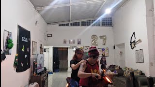 Mi novio aprendiendo a manejar MOTO dentro de la casa 😂