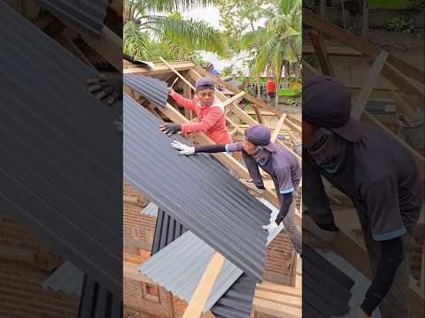 Junior construction workers must be taught how to secure zinc roofs at heights..
