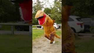 Dino ontsnapt?! 😮 #dinosaurus #ontsnapt #verkleed #politie #achtervolging #humor #kleuters #funny