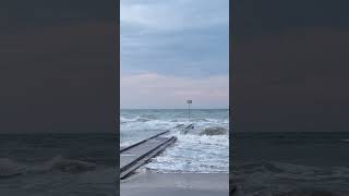 ONDE DAVVERO ENORMI NEL MAR ADRIATICO IN ITALIA 🇮🇹 LIDO DI JESOLO #spiaggia
