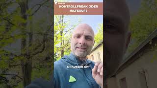 Manche Hunde wirken draußen wie kleine Diktatoren - alles im Blick, alles unter Kontrolle.