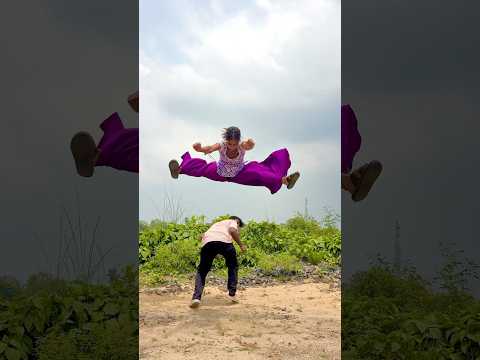 Middle split 😱💪🏻 #fitness #yogae #yogaskills #flip #ytshorts