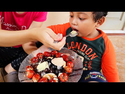 Mama Menyiapkan Makanan Sehat untuk Reihan