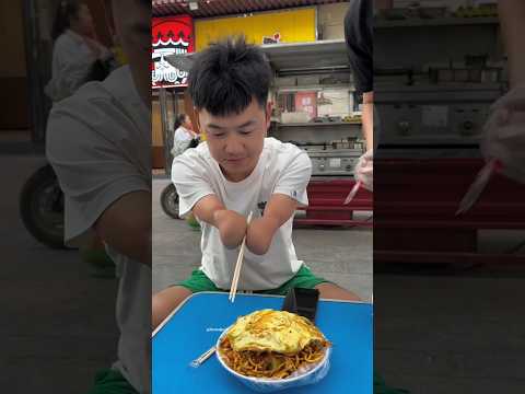 Maggi waiter arrived at the restaurant to eat #shortvideo